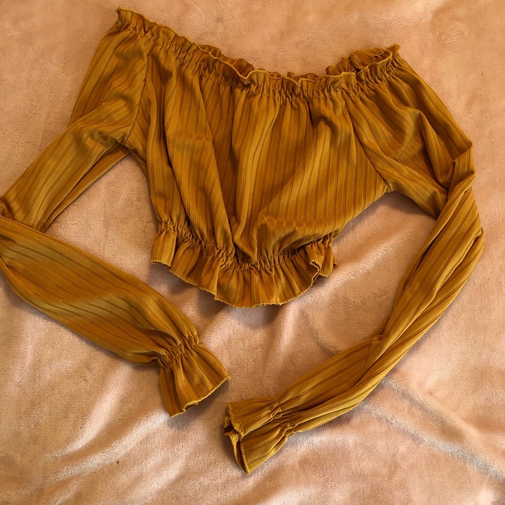 Off shoulder long sleeve crop top